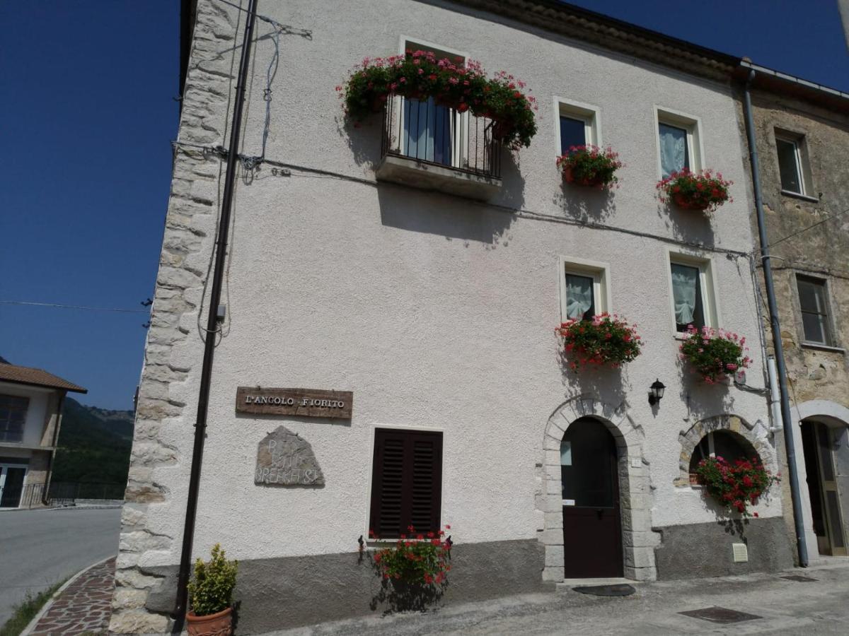 L'Angolo Fiorito Bed & Breakfast Castelpetroso Exterior photo