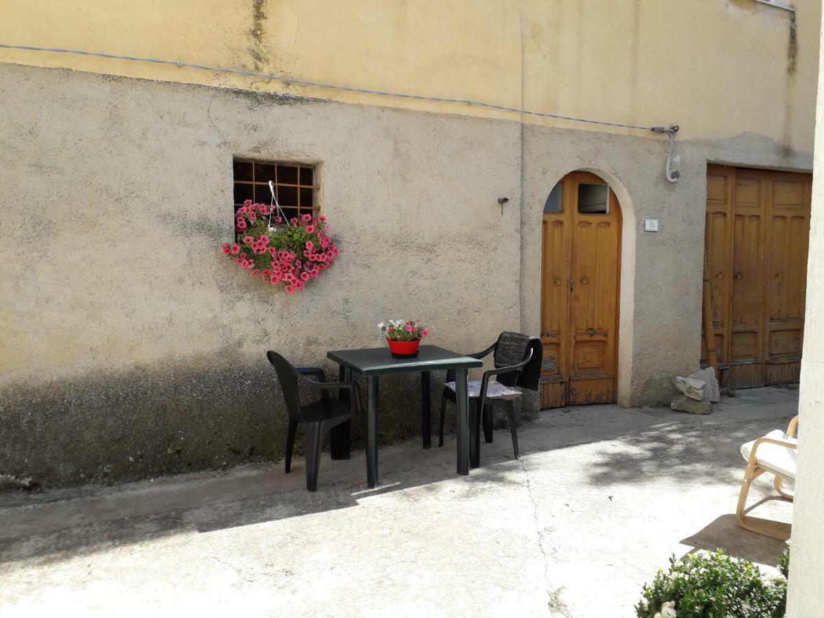 L'Angolo Fiorito Bed & Breakfast Castelpetroso Exterior photo