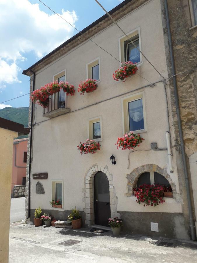 L'Angolo Fiorito Bed & Breakfast Castelpetroso Exterior photo